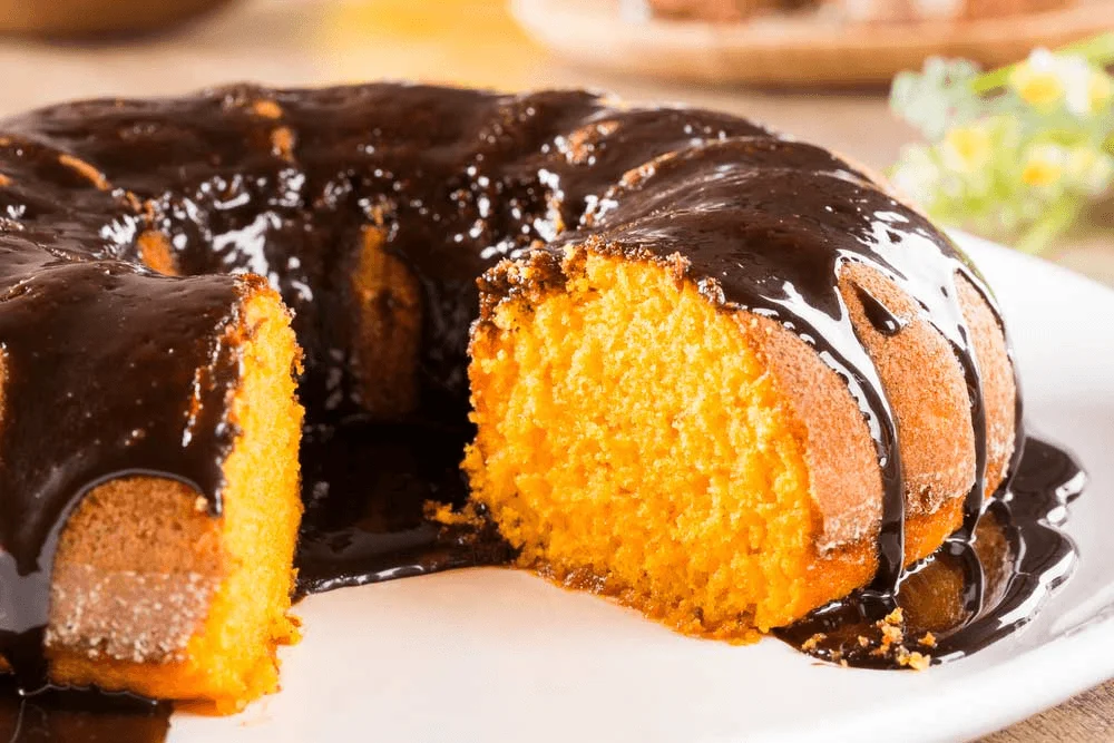 Bolo de cenoura com cobertura cremosa sem açúcar